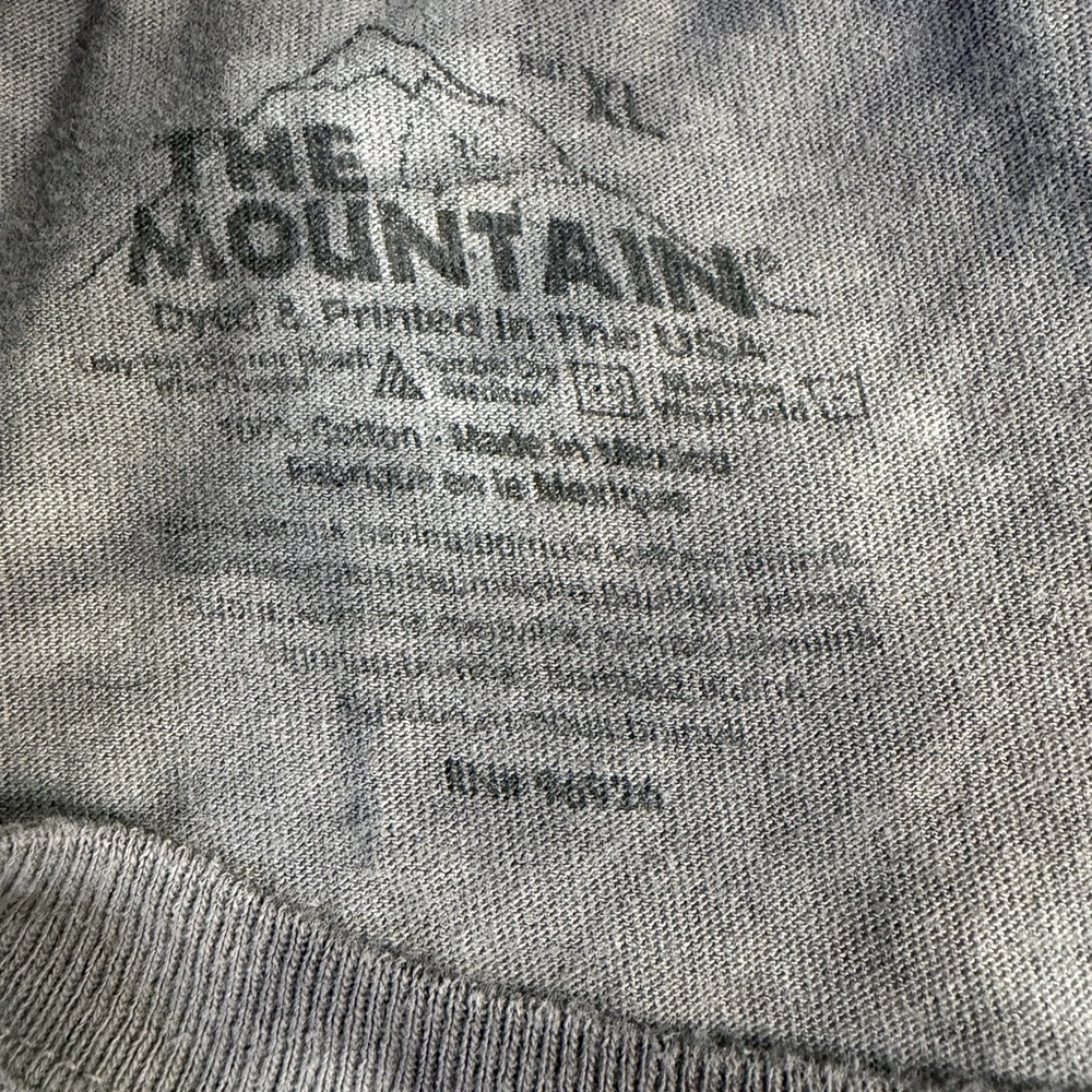 The Mountain Weimaraner T-Shirt - Picture 3 of 3